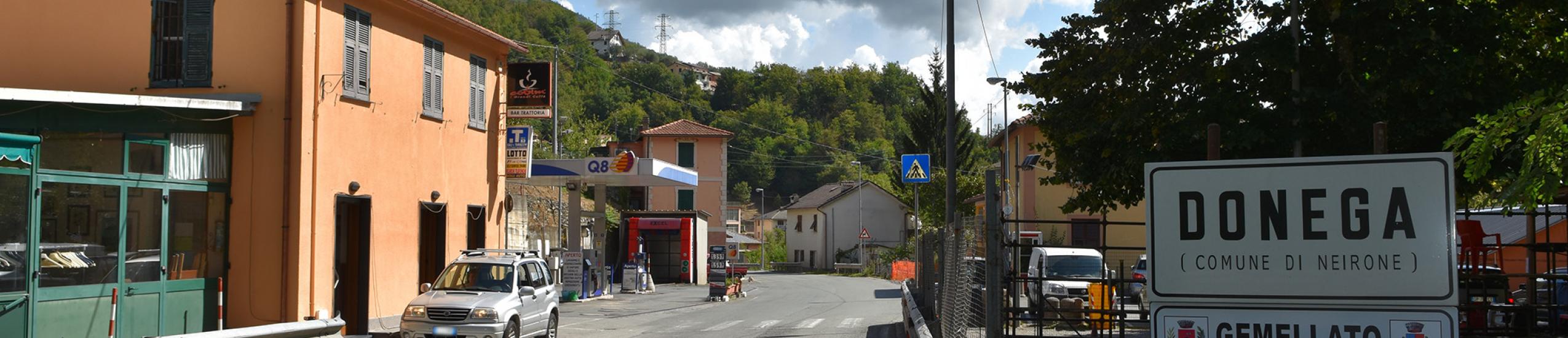 Il parcheggio all'inizio della frazione