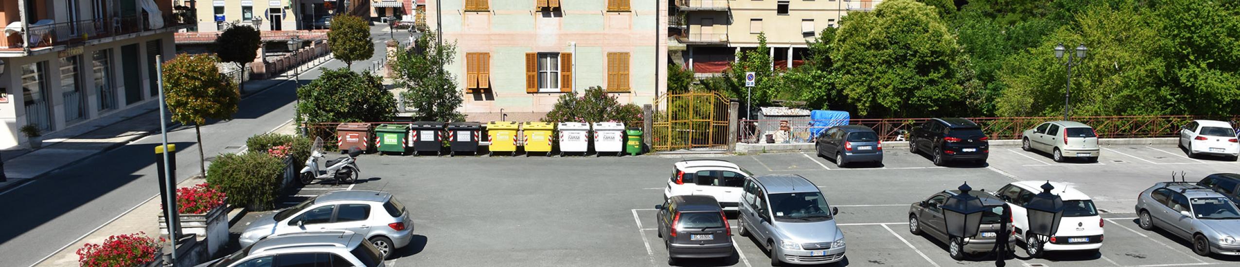 Il posteggio visto dall'edificio comunale