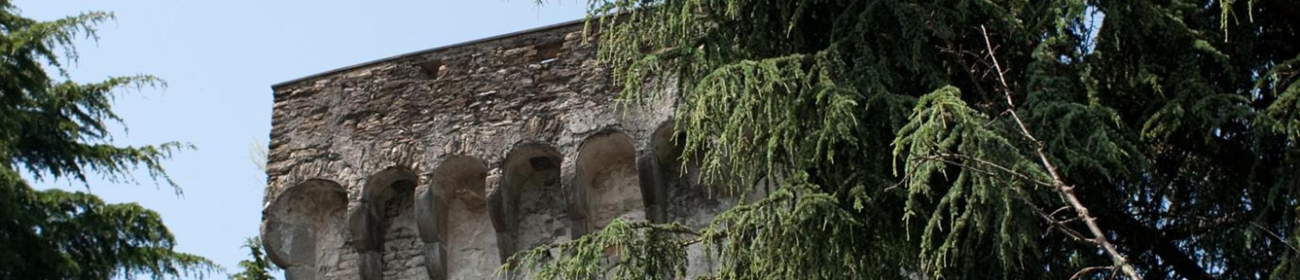 torre medievale e sentiero "delle cinque torri"