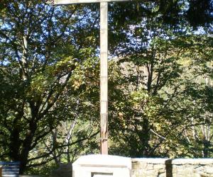 Croce posta davanti alla chiesa