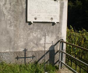 Lapide con croce esterna al cimitero
