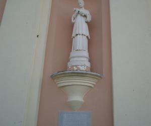 Vista di una statua posta sulla facciata principale