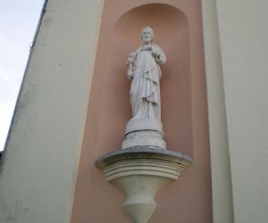 Vista altra statua sulla facciata principale